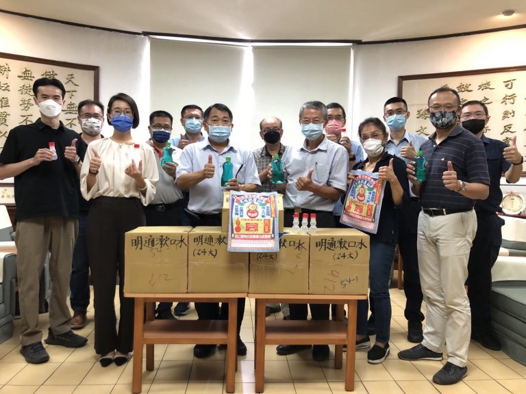 圖片說明:台中市警友第一辦事處副主任張光發,日前有感警察人員辛勞,致贈中市警一分局防疫漱口水,讓員警執勤更加安心。(記者謝榮浤翻攝)