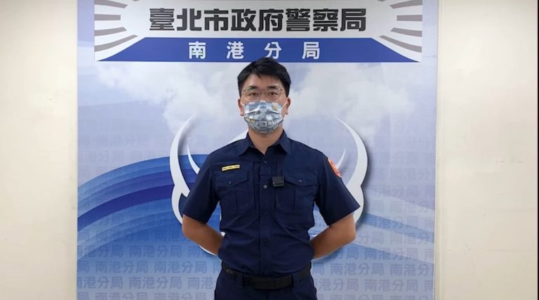 圖片說明：南港派出所所長林承緯說明畫面。(記者林艷林翻攝)