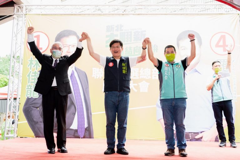 圖片說明：新北大翻新！林佳龍和羅文崇市議員攜手顧家鄉、拚未來，受到支持者熱烈歡迎。(記者宋紹誠攝)