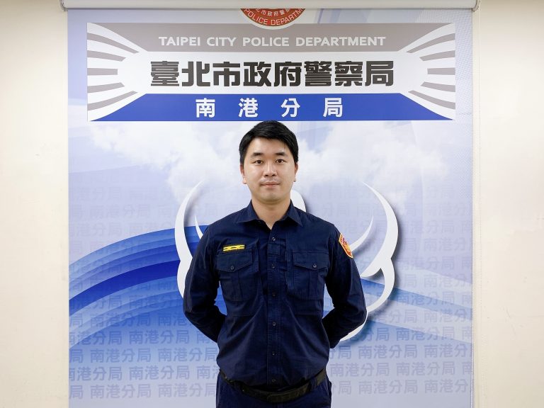 圖片說明：南港派出所所長林承緯說明畫面。(記者葉鈞宇翻攝)