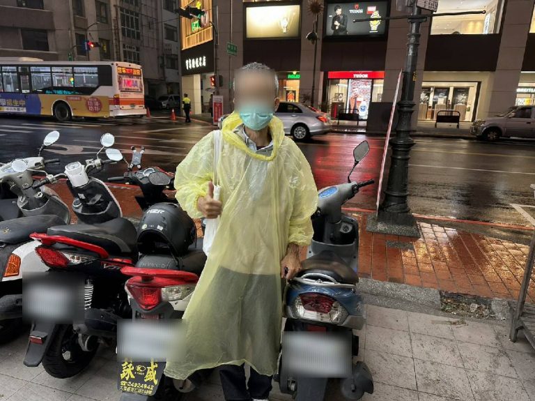 圖片說明：臺中市政府警察局第一分局日前助健忘民眾找回愛車，民眾對於警方迅速尋回開心比「讚！」並表示感謝。(記者謝榮浤翻攝)