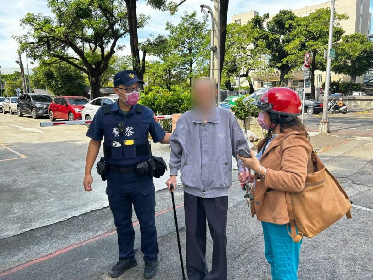 圖片說明：中市政府警察局第一分局西區派出所日前協助迷失老翁一路護送返家。(記者謝榮浤翻攝)