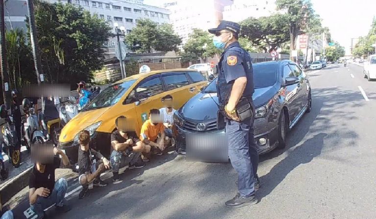 圖片說明：臺中市政府警察局第一分局日前於臺中地方法院前制止衝突情事，全案立即依聚眾鬥毆、傷害等罪現行犯移送臺灣臺中地方檢察署偵辦。(記者謝榮浤翻攝)