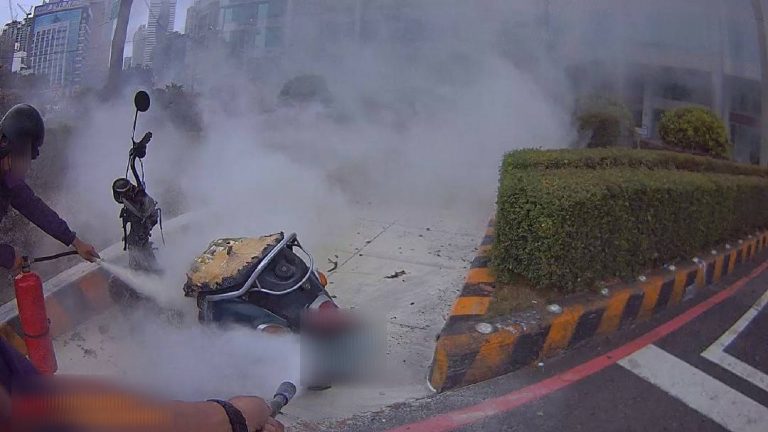 圖片說明：臺中市政府警察局第一分局民權派出所助機車失火民眾將火勢撲滅，避免災情擴大。(記者謝榮浤翻攝)