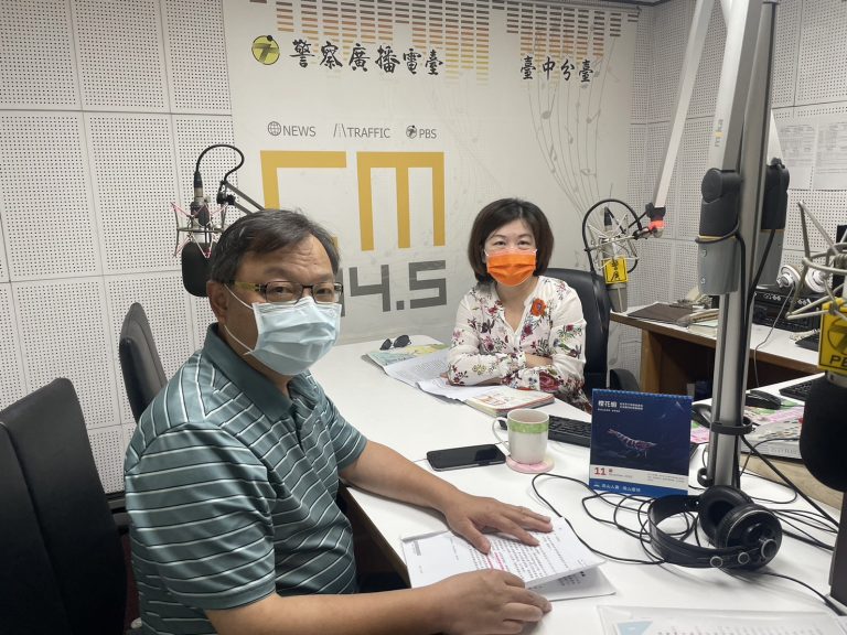 圖片說明：中市警交大副大隊長劉財炎日前親上警察廣播電臺臺中分臺「945會客室」節目接受專訪淺談交通安全用路必備知識深獲好評。(記者林㤈輝翻攝)