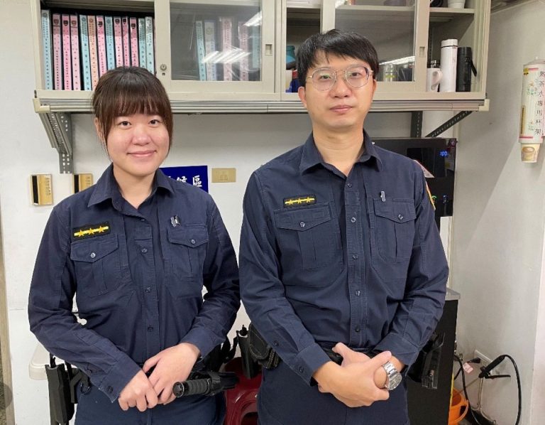 內湖分局康樂派出所警員張名鈞(左)、吳承翰(右)。(記者宋紹誠翻攝)