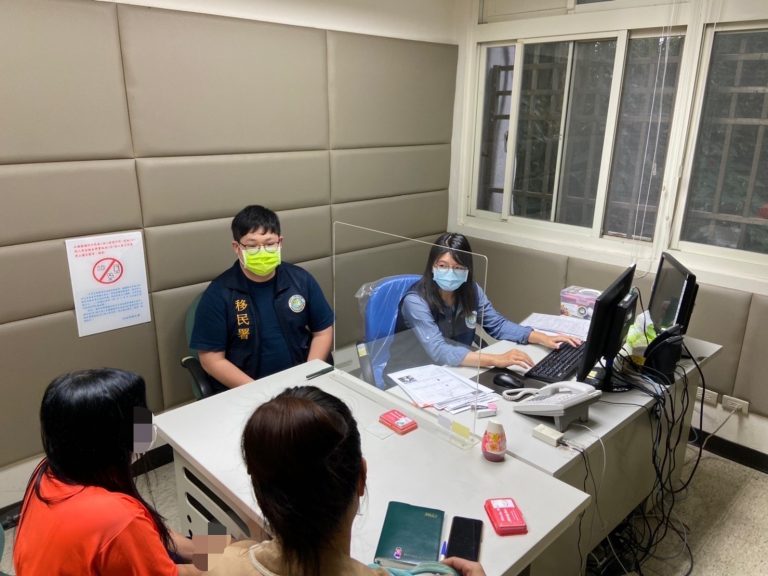 圖片說明:移民官深入清詢調查妮妮違法情形(左1為妮妮,其右手邊為通譯人員)。(記者李慕妍翻攝)