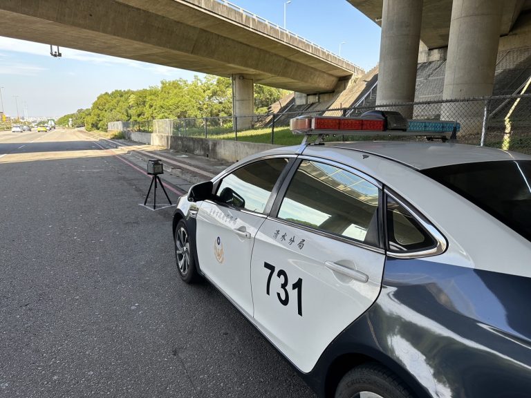 圖片說明：中市警藉由執法和宣導雙重手段，來遏止大型車交通違規行為，以防制交通事故發生與提升交通安全。