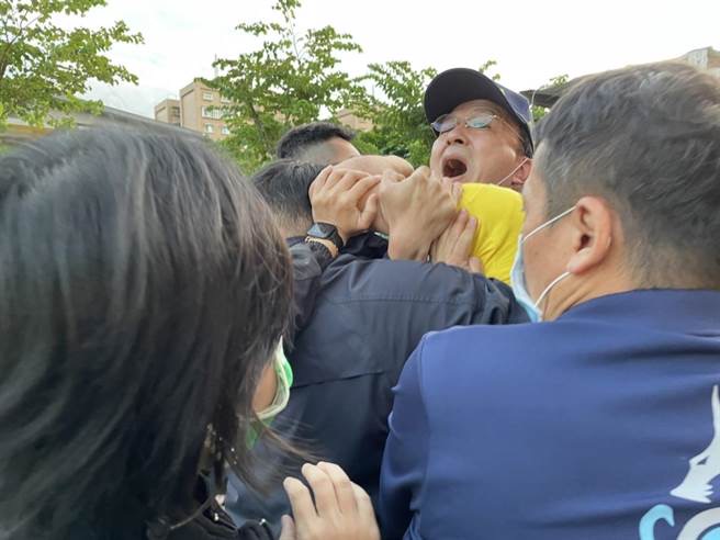 圖片說明：張榮法妻子痛訴，張榮法遭陳時中團隊成員以擒拿手法鎖喉後圍毆。（記者馬治薇翻攝）