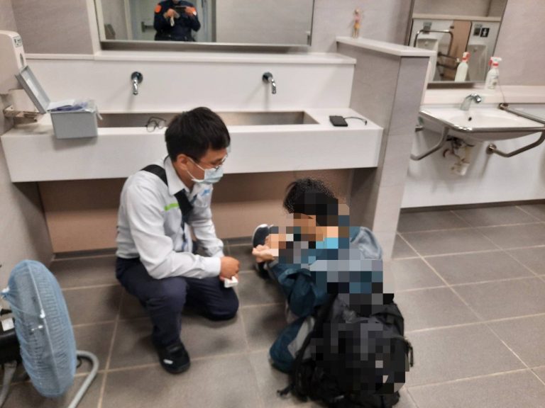 圖片說明：臺中市政府警察局捷運警察隊第一分隊日前自掏腰包供食因血糖過低癱倒廁所男大生。(記者謝榮浤翻攝)