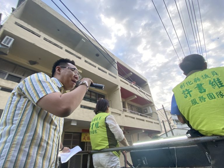 許書維宣傳車所到之處，支持民眾皆以放鞭炮的方式表示相挺。（記者徐煜勝翻攝）