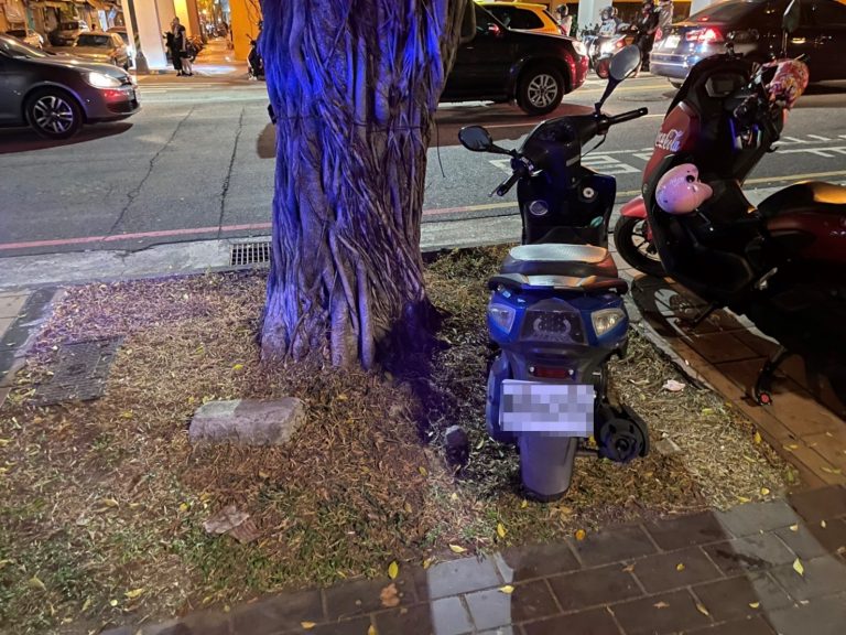 圖片說明:臺中市政府警察局第二分局臺中公園派出所日前協助健忘疑似失竊機車民眾尋回愛車。(記者林㤈輝翻攝)