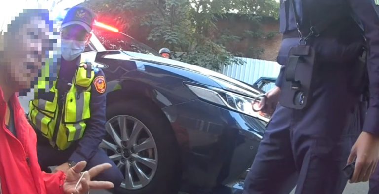 圖片說明：日前一名通緝犯外出，不巧遇到中市警第二分局永興派出所警員徐柏鈞攔車盤查，該員報上假資料後便棄車逃跑，拔腿狂奔近百米，仍被員警追上只能乖乖束手就逮。(記者林㤈輝翻攝)