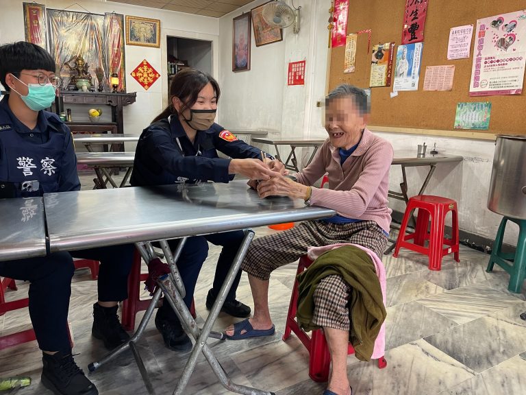 圖片說明：迷途九旬阿嬤健步離家6公里，中市警以一碗熱湯麵喚起記憶助其返家。(記者林㤈輝翻攝)