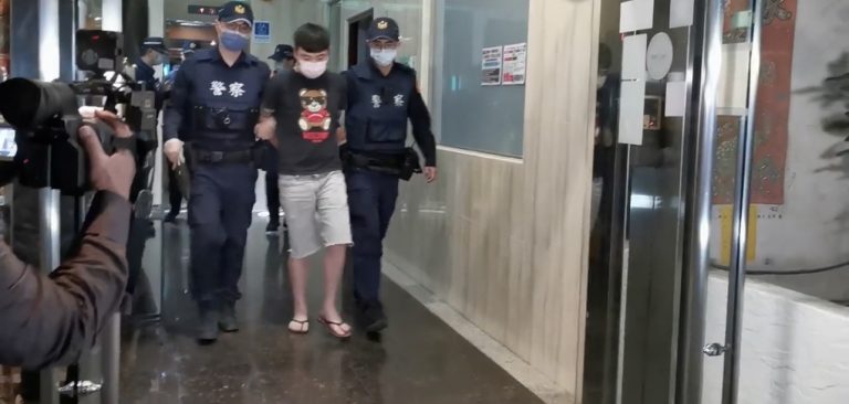 圖片說明：新店警方立即逮捕囚禁陸男之嫌犯。（記者徐煜勝翻攝）