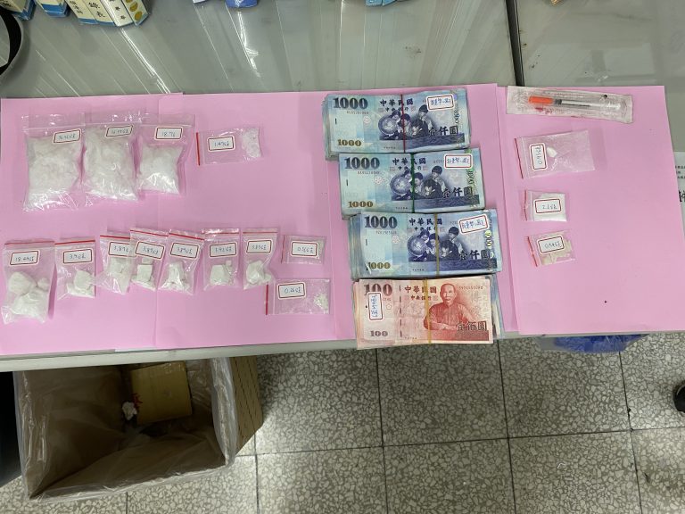 圖片說明：臺中市政府警察局刑事警察大隊日前查獲販賣毒品案，查扣安非他命、海洛因、注射針筒新現金及手機等贓證物，依毒品罪嫌移送偵辦。 (記者林㤈輝翻攝)