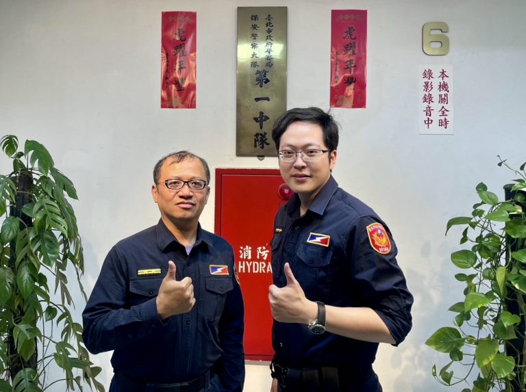 圖片說明：臺北市保安警察大隊第一中隊副中隊長李忠隆、警員呂冠伯等2員。(由左至右)。(記者宋紹誠翻攝)