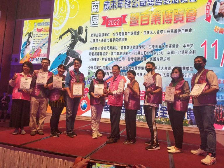 圖片說明：公益大使暨全球商聯會全球總會創會總會長廖巳驊（右5）與當日授證人員暨貴賓合影。（圖/全球商聯會全球總會）