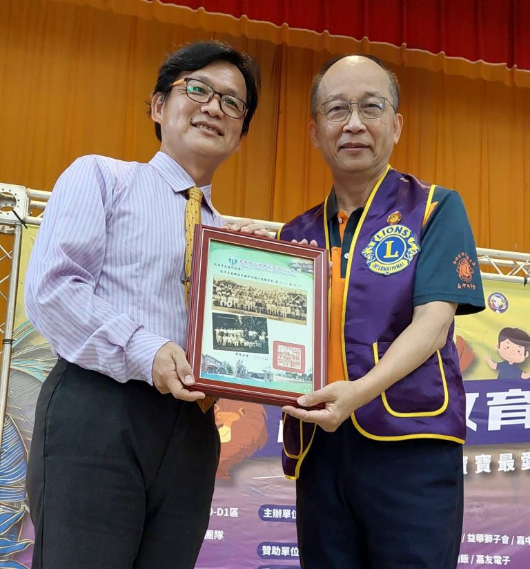 圖片說明 : 嘉友電子董事長孔德偉接受回贈自己母親68年前任職中埔國小的生活剪影照片雖是翻拍照片卻彌足珍貴。(記者劉治強攝)