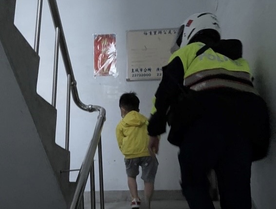 圖片說明：土城警親送男童返家。（記者徐煜勝翻攝）