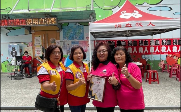 圖片說明：台南中央與新鳳獅子會日前於新營捐血室舉辦111年度「中央友情、新鳳有愛、婦幼安全、防災防震宣導」大家作伙來捐血活動重要貴賓合影。(記者林㤈輝翻攝)