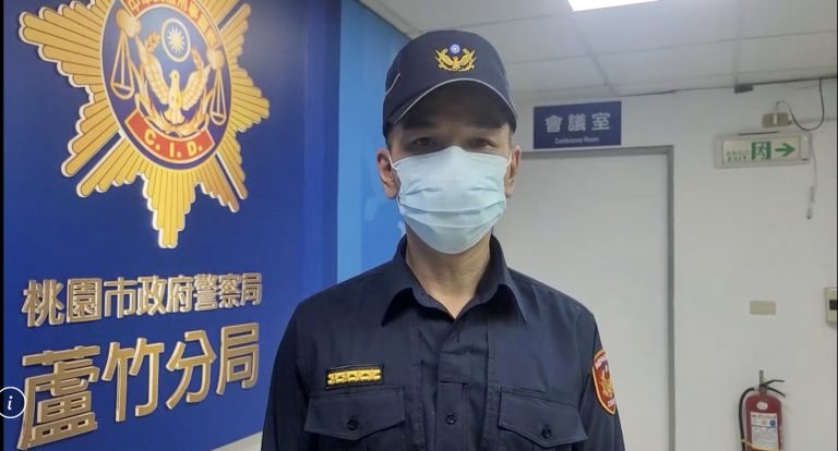 圖片說明：蘆竹分局副分局長江慶斌說明澄清畫面。（記者宋紹誠翻攝）