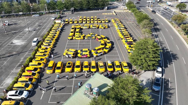 圖片說明：後援會匯聚台南市各大車隊到場，並以百輛計程車排出競選號次「5」力挺黃偉哲。（圖/翻攝自黃偉哲競總）