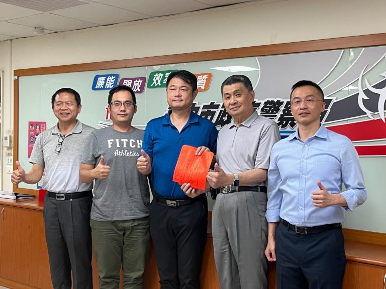圖片說明：中市警二分局111年上半年業務評核績優項目高達17案績效卓著，警友會第二辦事處何主任針對單位頒發慰勉金，以激勵員警的士氣。(記者林㤈輝翻攝)