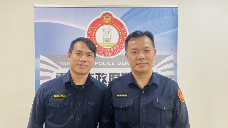 復興派出所所長林卷億及副所長張緯澤尖峰時段徒手推車，協助李男解危。（圖/吳萍翻攝）
