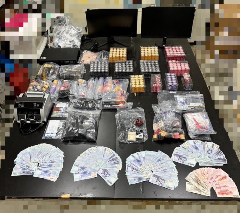 圖片說明：有關選舉賭博案到案2人，賭資查扣賭客匯入帳戶賭金5萬，每注1萬元，後續金流追查中，目前追查金流計約227萬元。 (記者林㤈輝翻攝)