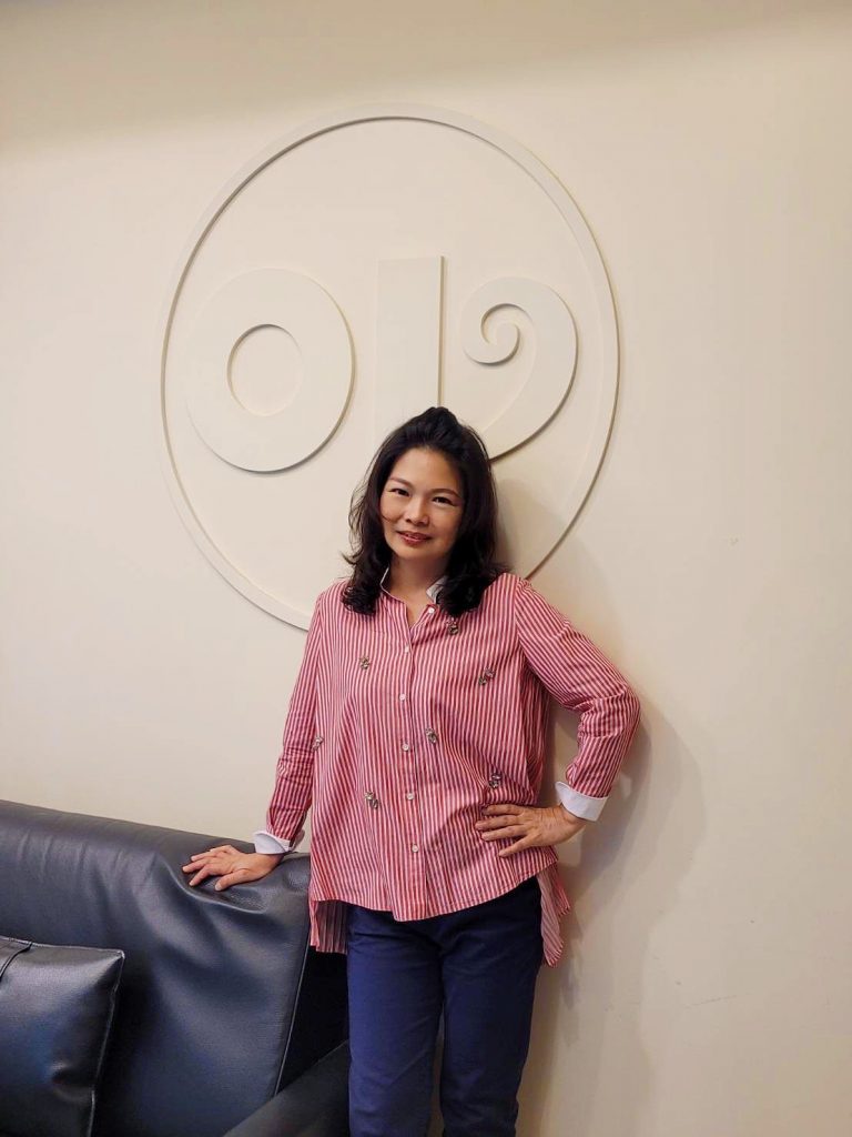 資深技術指導「李佩珍」講師，受多國邀約推廣教育足跡超越上千家門市企業。(記者王巧容翻攝)