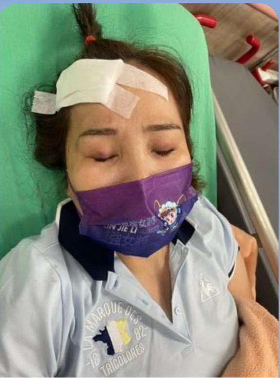 圖片說明：新黨台北市議員候選人林婕麗今天在路口拜票突遇襲遭打破頭，送醫後發現有腦震盪情形，醫師建議住院治療。（記者 宋紹誠翻攝）