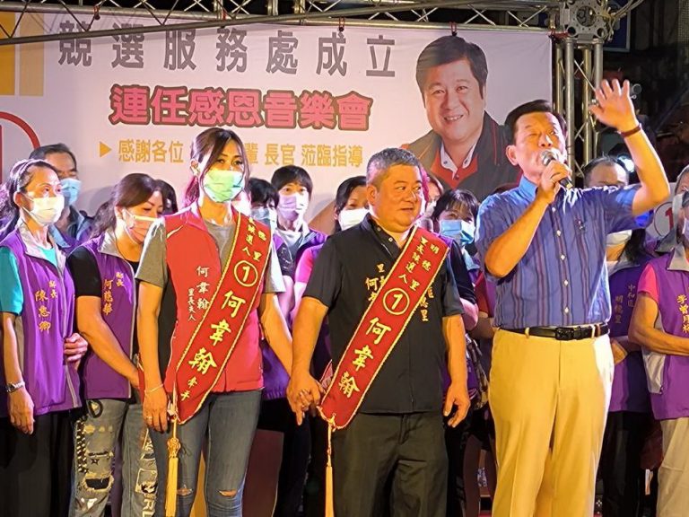 圖片說明：篤定連任第三任明穗里長，何韋翰舉辦里長感恩音樂會吸引了數百位里民支持，現場非常熱鬧。（記者 宋紹誠攝）