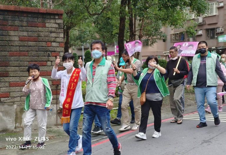 冗長的掃街拜票行程，蘇雅祺不斷和沿途遇到的鄉親親切打招呼。（記者朱珈瑩攝）