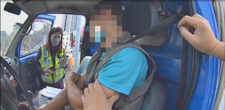 圖片說明：黎明派出所員警獲民眾報案，貨車司機低血糖昏迷停路中急推車救援助送醫。(記者謝榮浤翻攝)