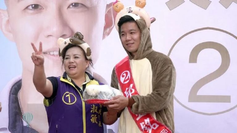 圖片說明：彰化市民代表吳淑敏（左1）呼籲，2話不說，票投邱昱銘。 (記者謝榮浤翻攝)