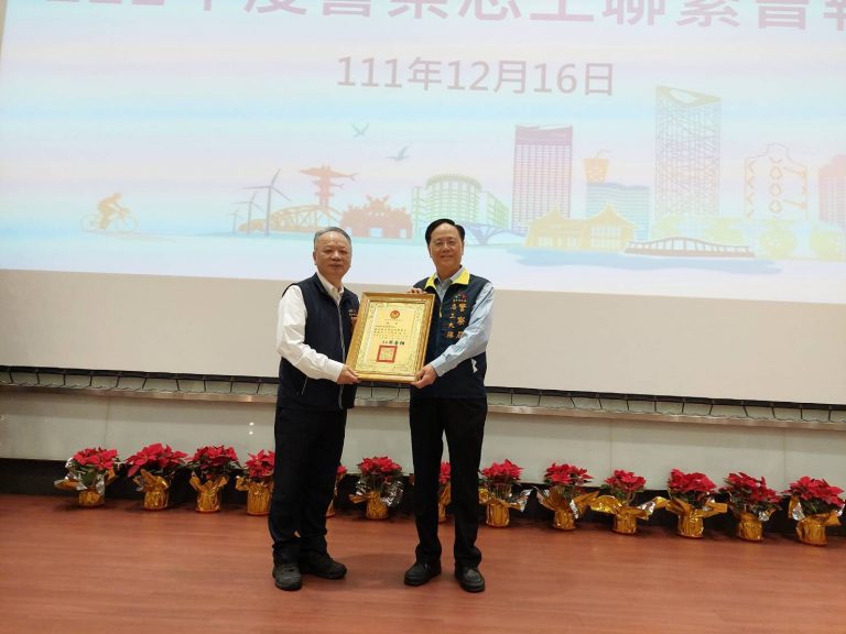 臺中市政府警察局長蔡蒼柏於會中頒發警察志工大隊大隊長游信對續任聘書，並表揚績優志工。(圖/記者謝榮浤翻攝)
