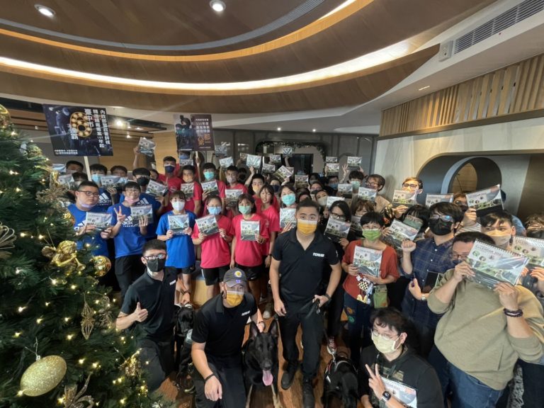 中市警刑大今（2）日往財團法人翔谷慈善基金會和逢甲大學一起進行快閃反毒宣導活動。（圖/林㤈輝翻攝）