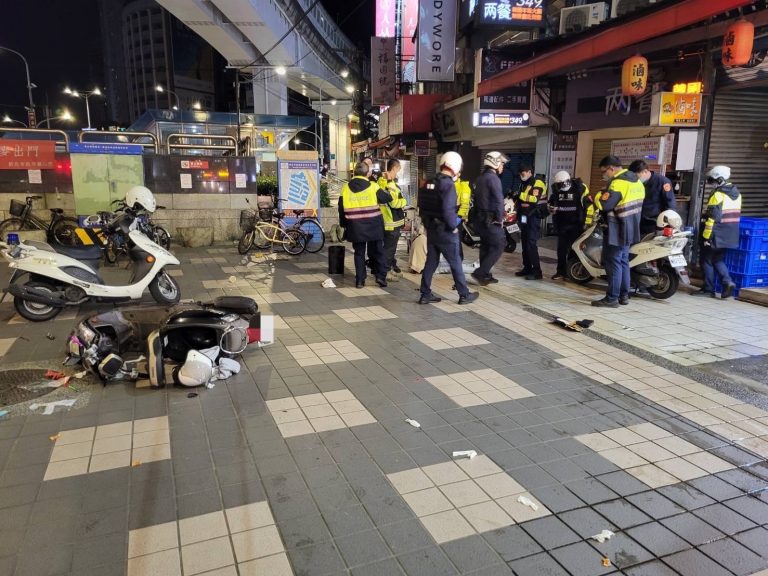 海山警查緝到通緝犯，並在其身上搜出毒品。（記者戴昱弘翻攝）