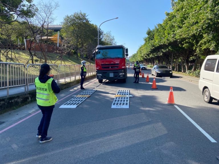 中和警使用活動地磅攔查大型車輛。(記者徐煜勝翻攝)