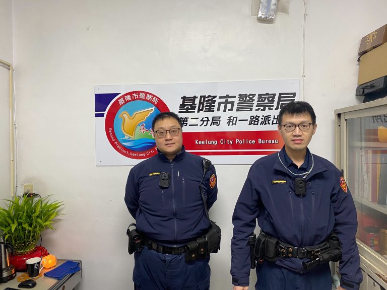 基隆第二分局和一路派出所警員潘禹叡(左)、警員林星辰(右)。