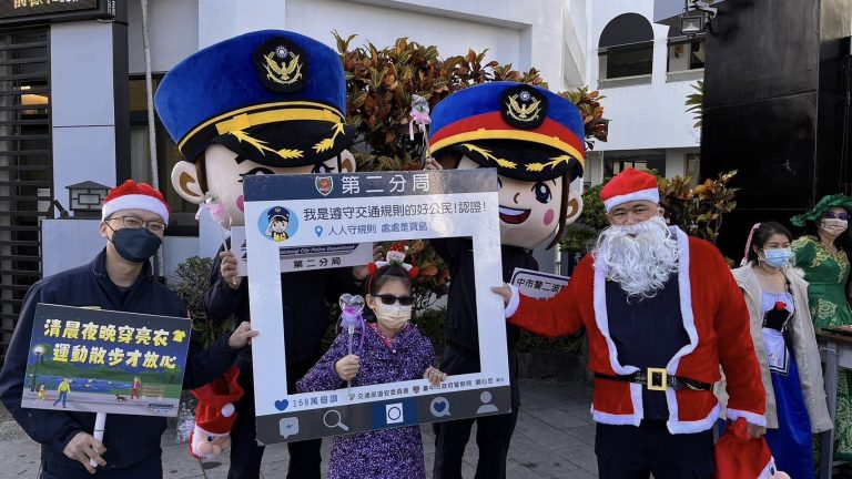 中市警二分局於「白老師英文補習班」舉辦聖誕節活動之際,出動員警巧扮聖誕老公公,帶著波麗士大頭娃娃一同前往向學童們進行交安宣導。(圖/記者謝榮浤翻攝)