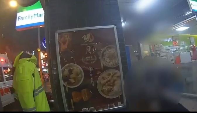 板橋警協助酒醉男送醫。（記者戴昱弘翻攝）