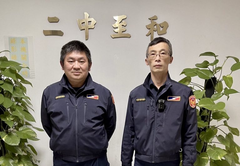 臺北市保安警察大隊機動派出所宣導警員王俊傑、張建華等2人(由左至右)。(記者宋紹誠翻攝)