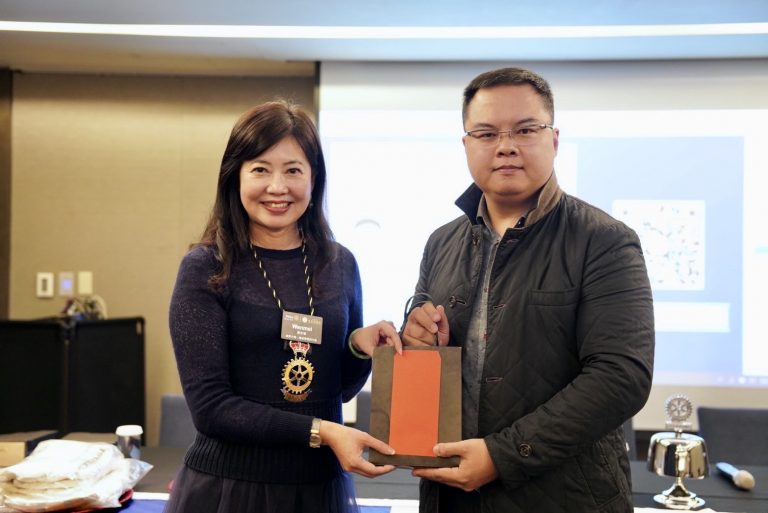 社長游文玫（左）感謝總經理鄭貴尹（右）與社員分享「財神駕到」秘訣。（圖/東道扶輪社提供）