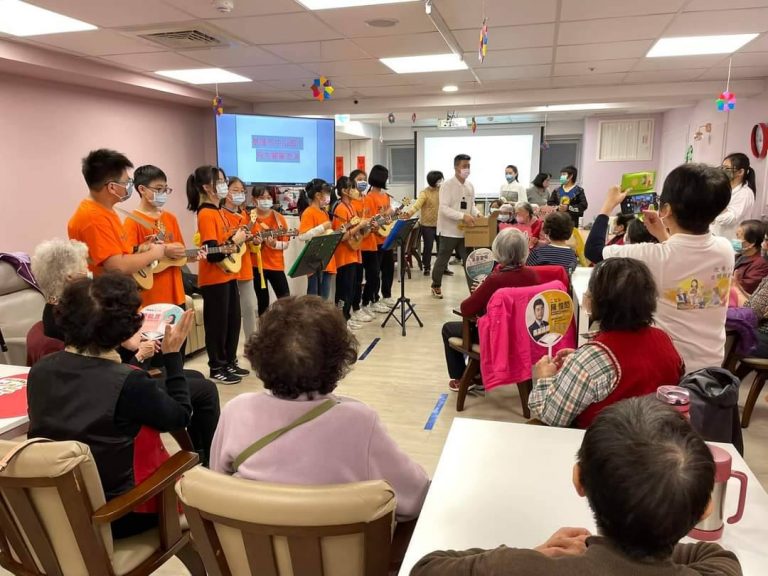 基隆中山國小烏克麗麗社團歲末音樂傳愛到大心日照中心，阿公阿嬤樂開懷(圖/基隆中山國小提供)