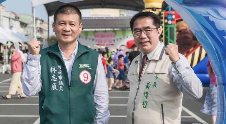 台南巿長黃偉哲（右）與台南巿議會民進黨團新任總召林志展（左）合影。（圖/林志展服務處）
