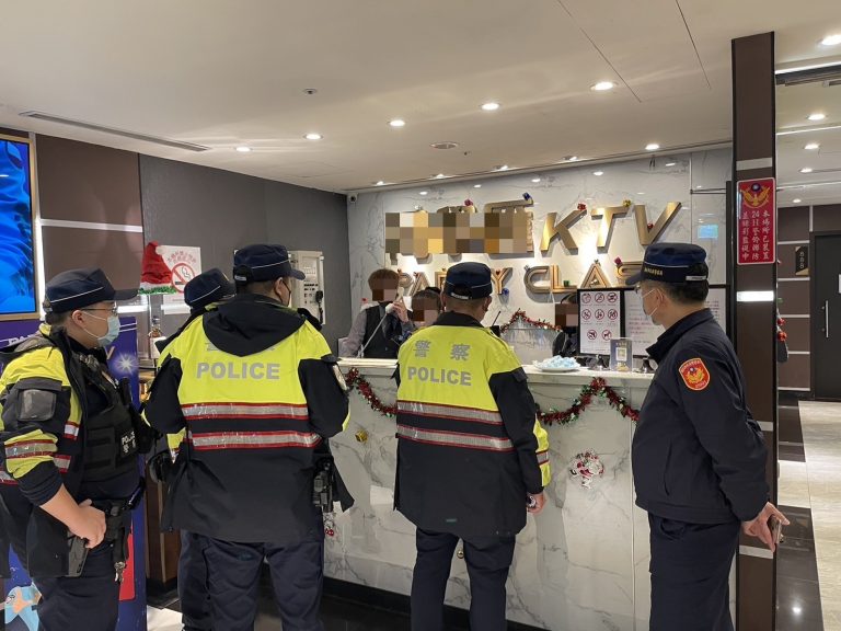 板橋警針對轄區犯罪熱點進行擴大臨檢查緝。（記者戴昱弘翻攝）