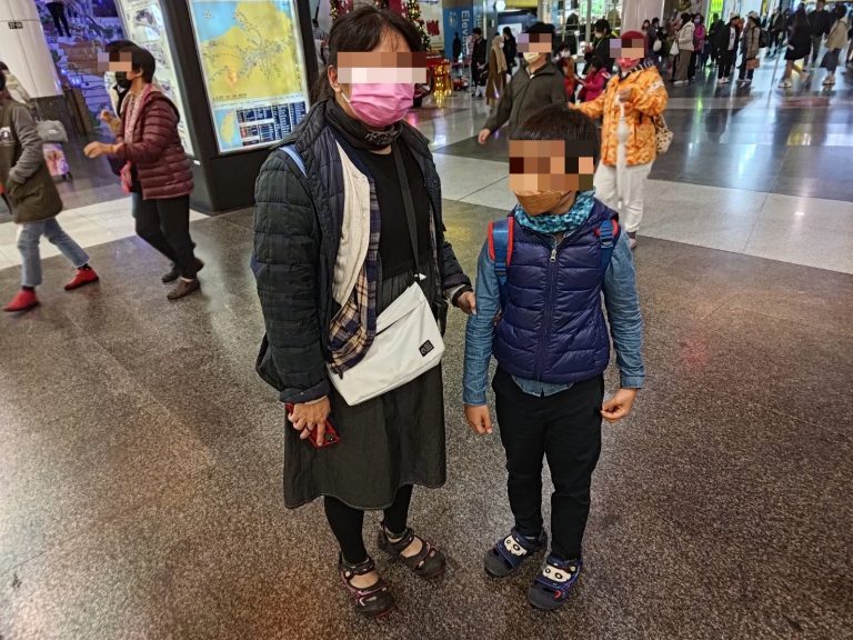 板橋警助失散母子平安團圓。（記者戴昱弘翻攝）