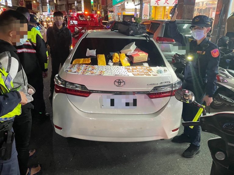 永和警於陶嫌車上搜出大量毒品。（記者徐煜勝翻攝）